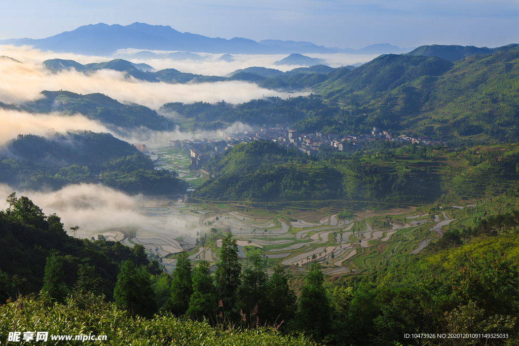 云雾群山风景图片