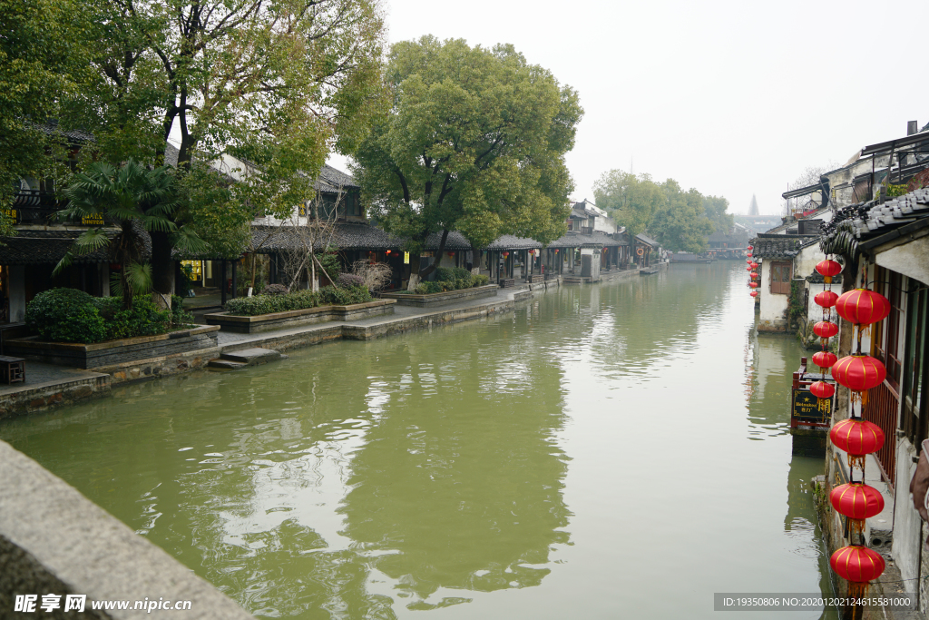 江南水乡西塘古镇河道边的建筑