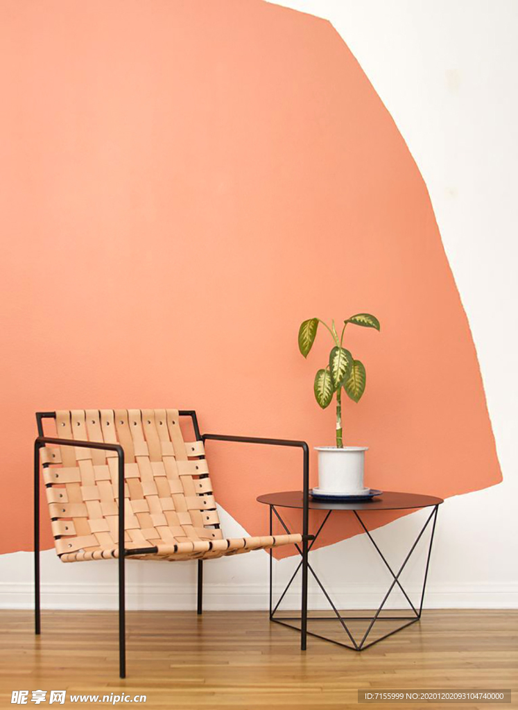 编织椅子和橘色背景