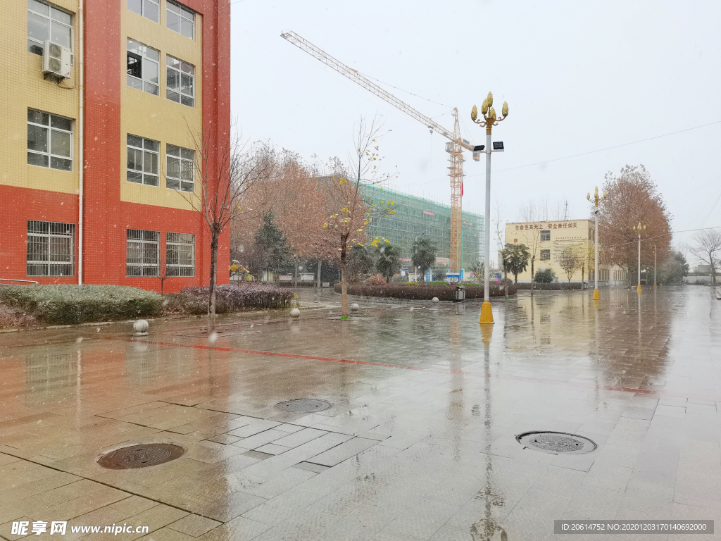 雨天的校园广场
