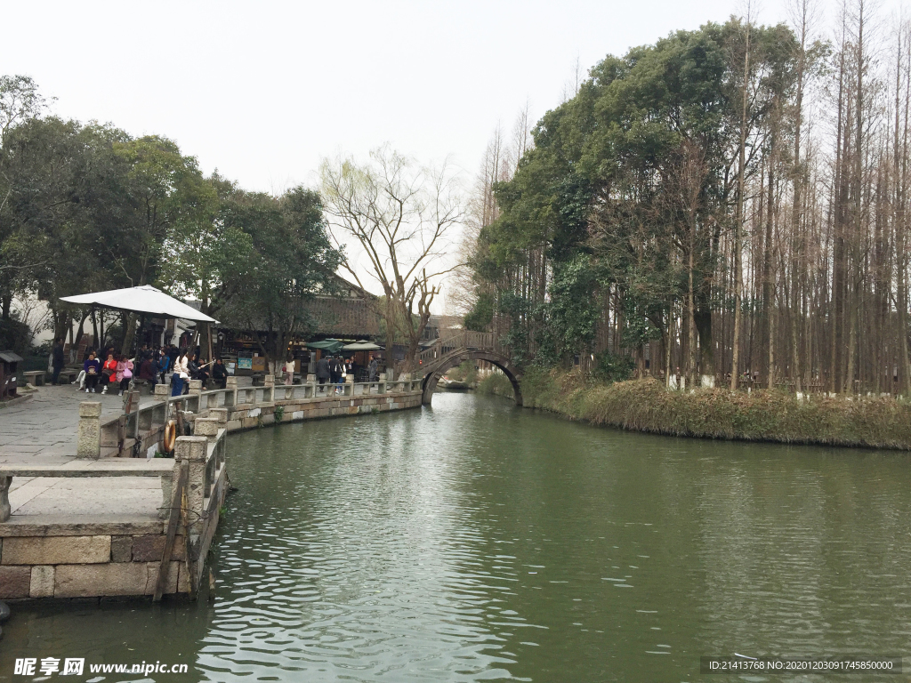 江边河滩江水