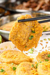 咸蛋黄鲮鱼饼