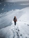 雪地步行的女性