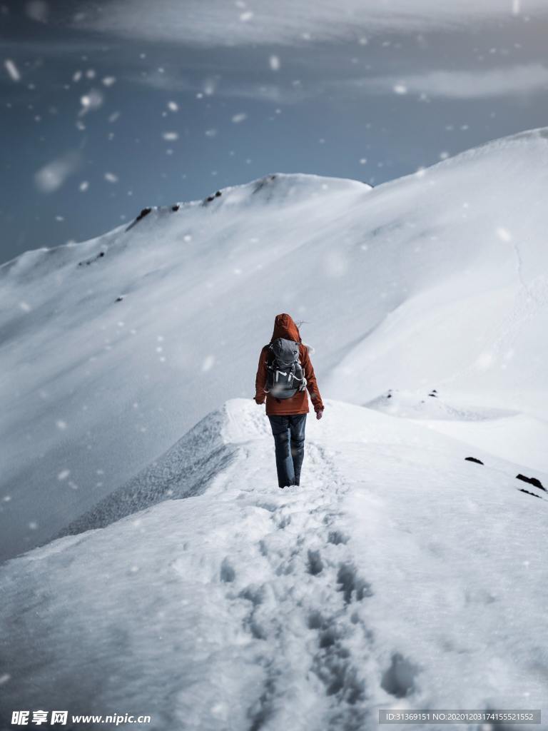 雪地步行的女性