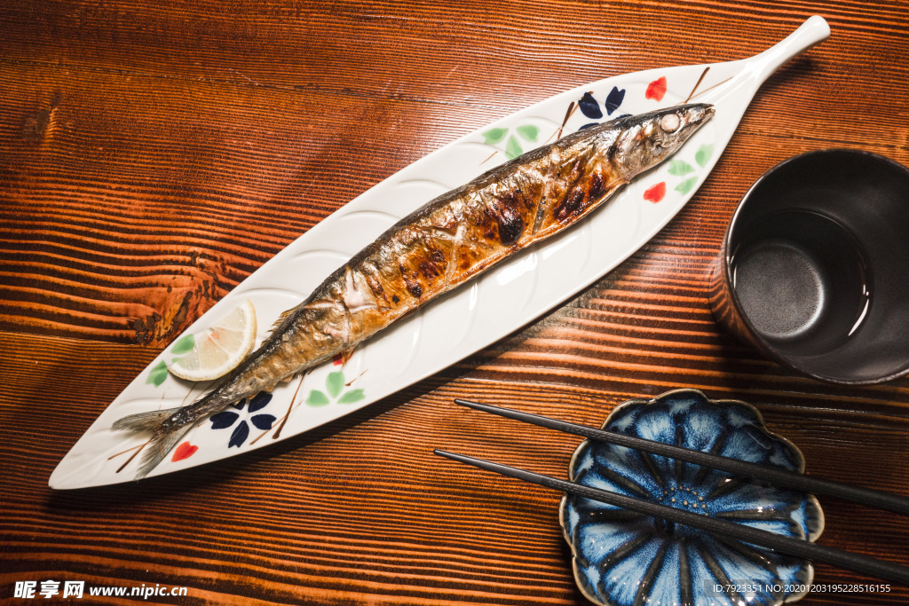 美食日本料理文化 盐烤秋刀鱼