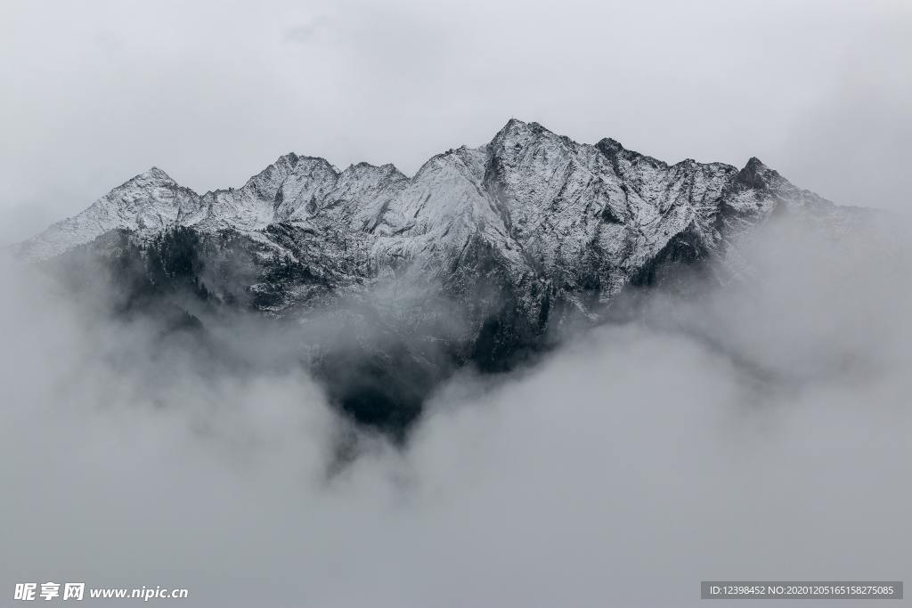 云雾袅绕的山峰