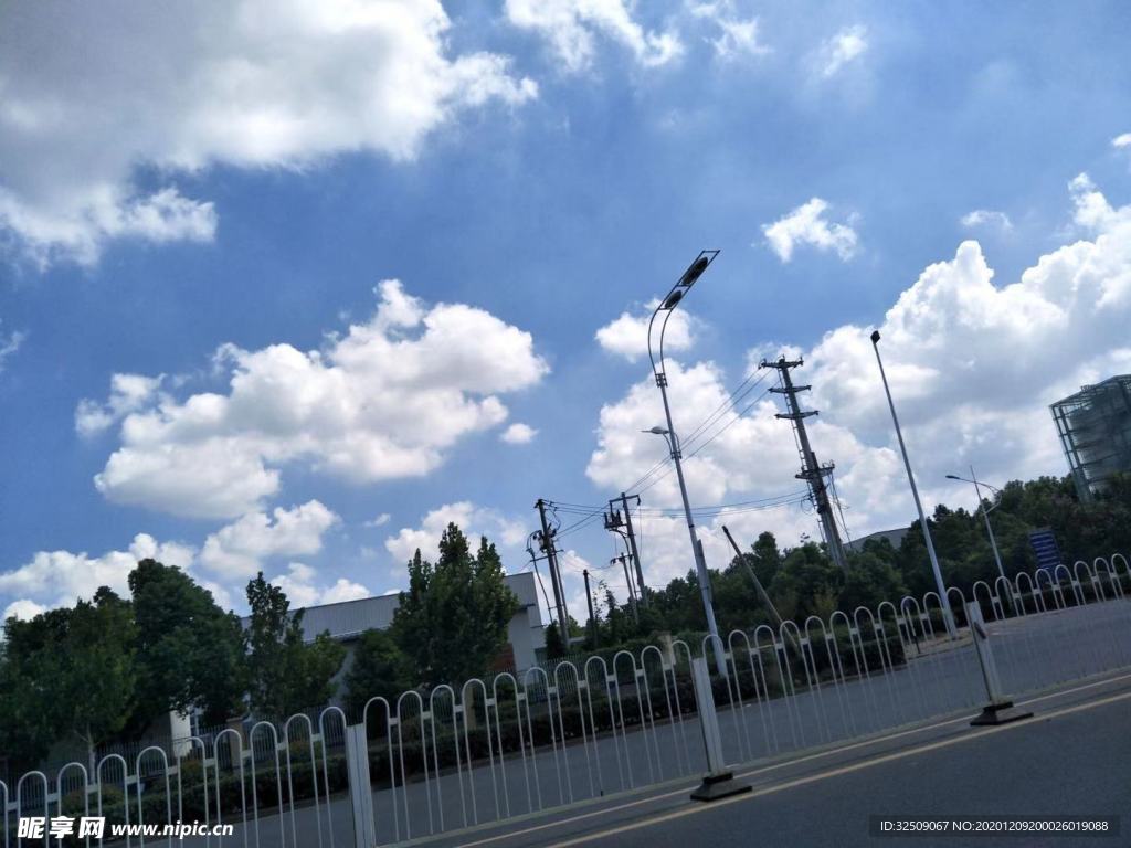 街道和天空