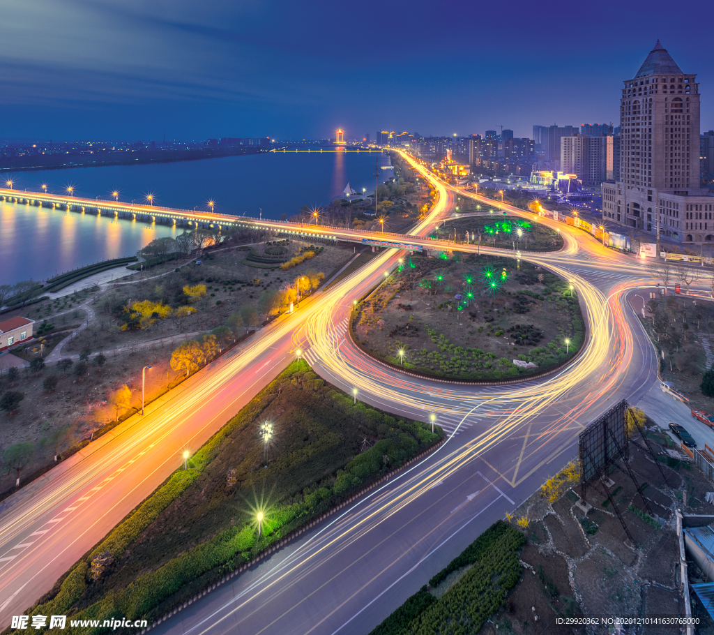 桥上的城市夜景