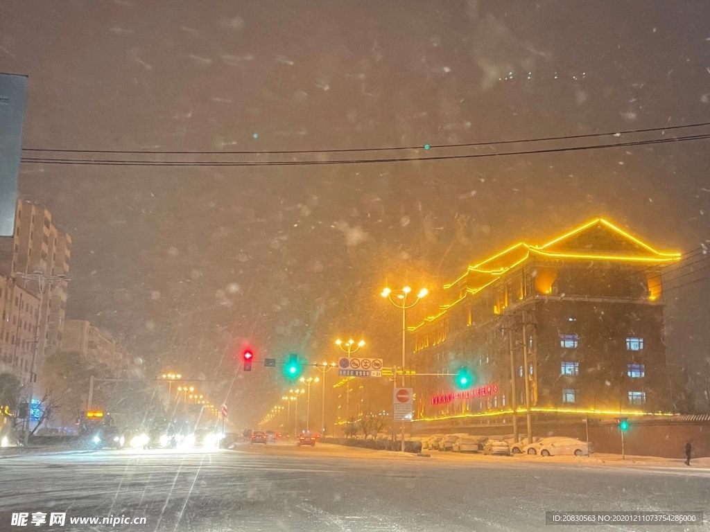 城市雪夜
