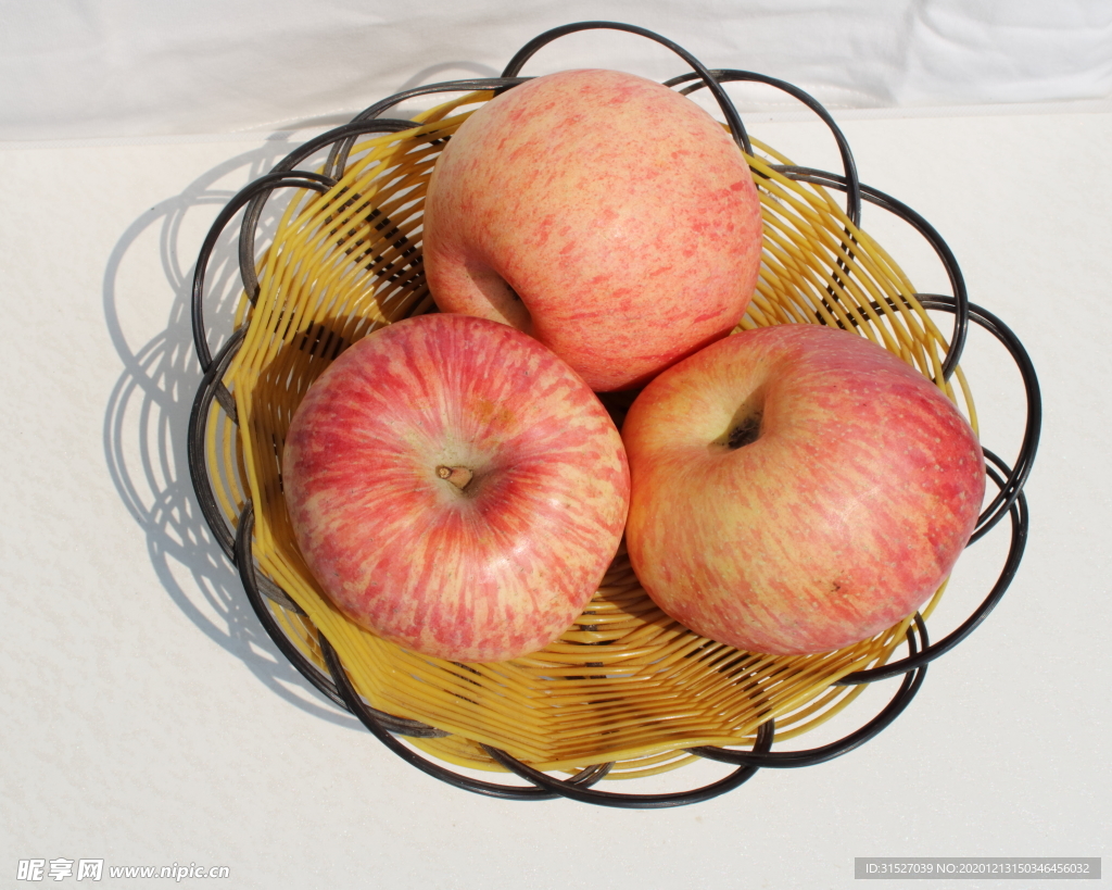 静物拍摄水果篮中苹果白底组合图