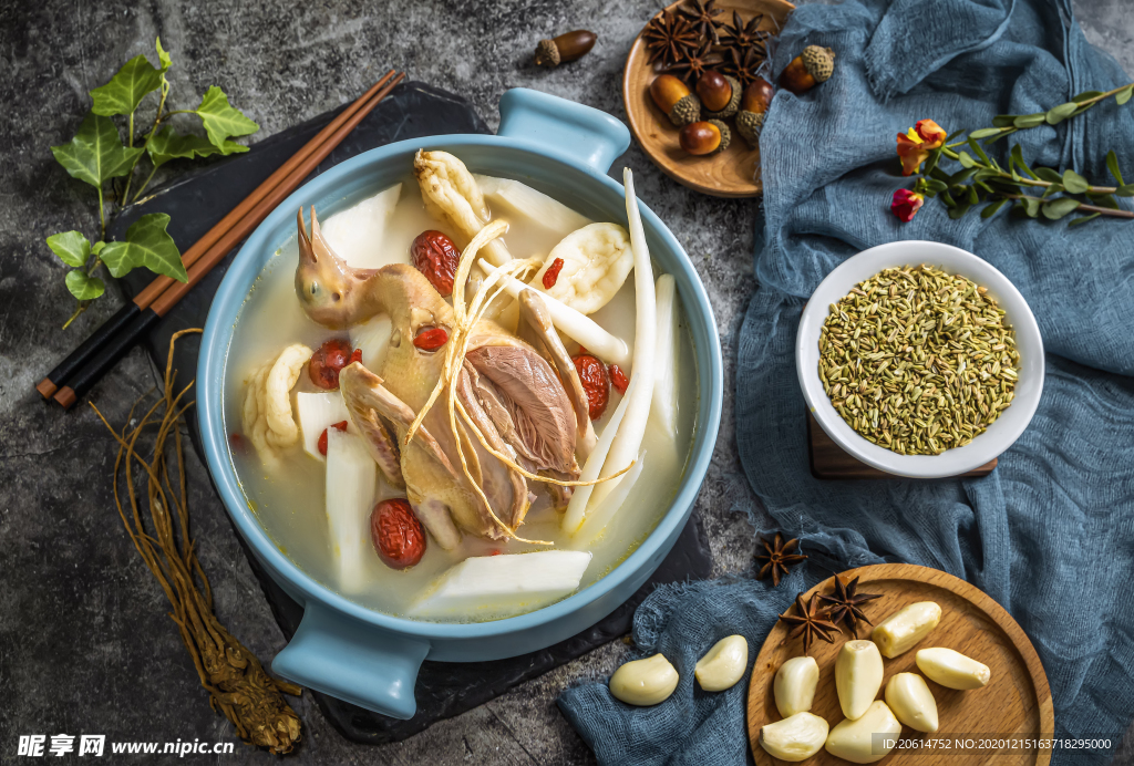 美食炖鸡汤