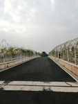 有铁护栏的桥上公路
