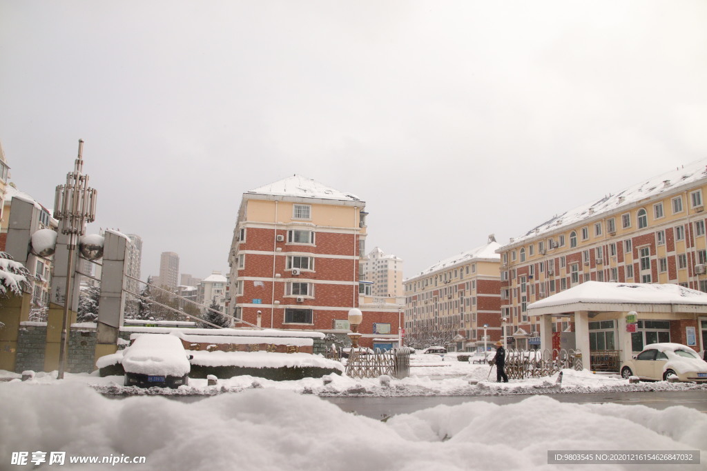 冰雪覆盖的小区