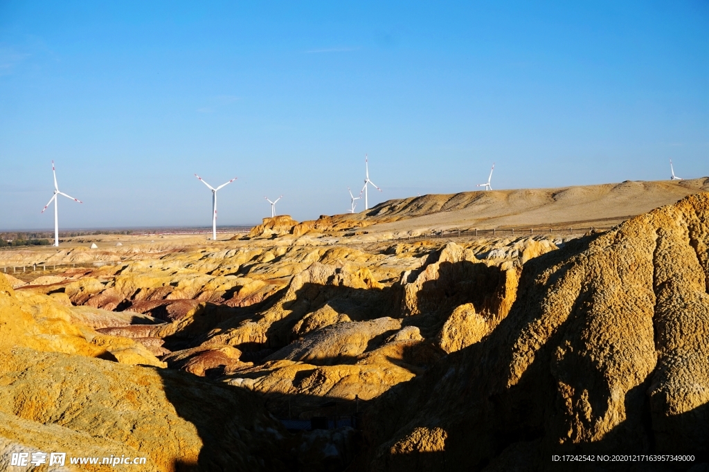 北疆额尔齐斯河岸五彩滩风力发电