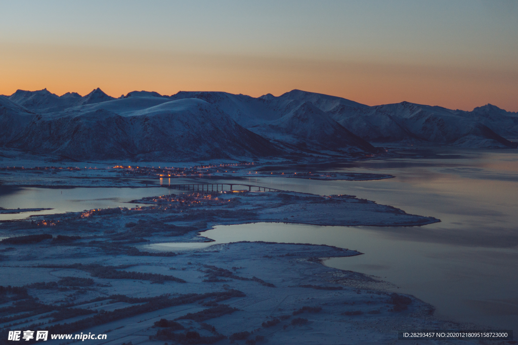 黎明时北挪威镇风景