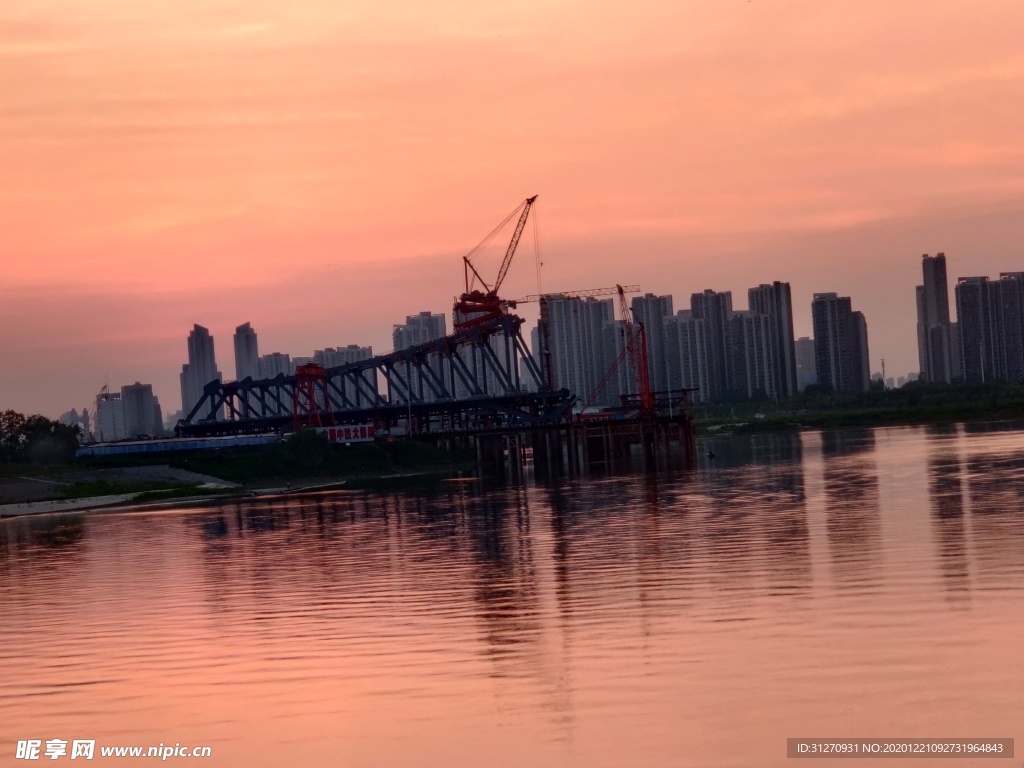 夕阳西下的大城市