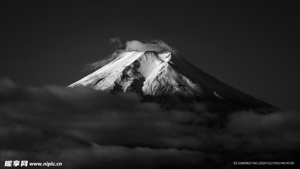 富士山黑白灰雪景图