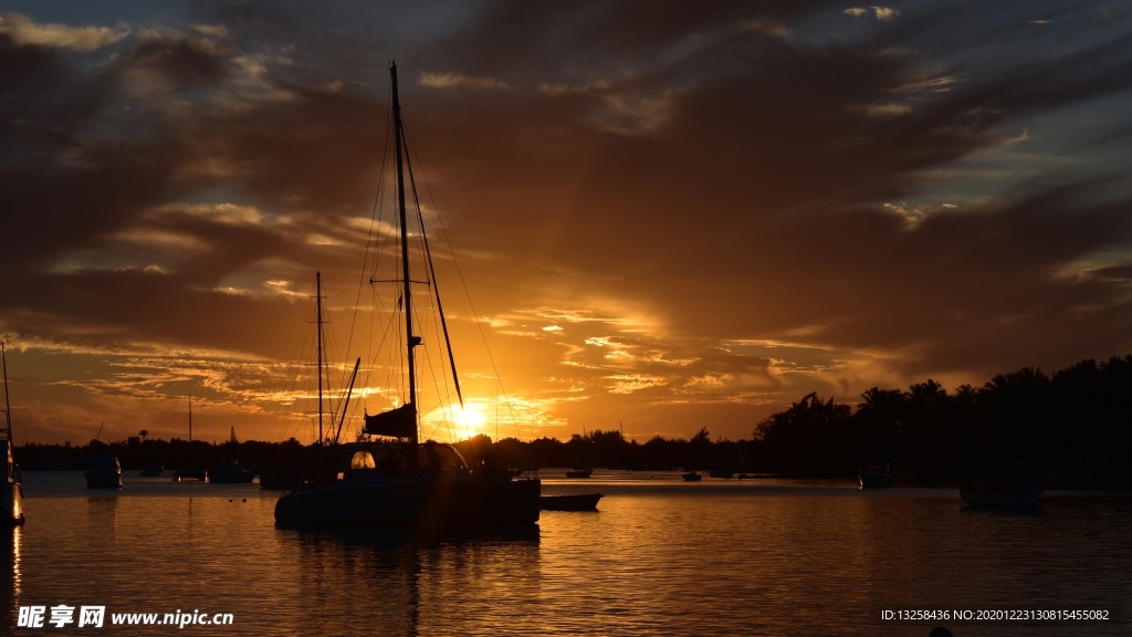 河流帆船夕阳云彩风景