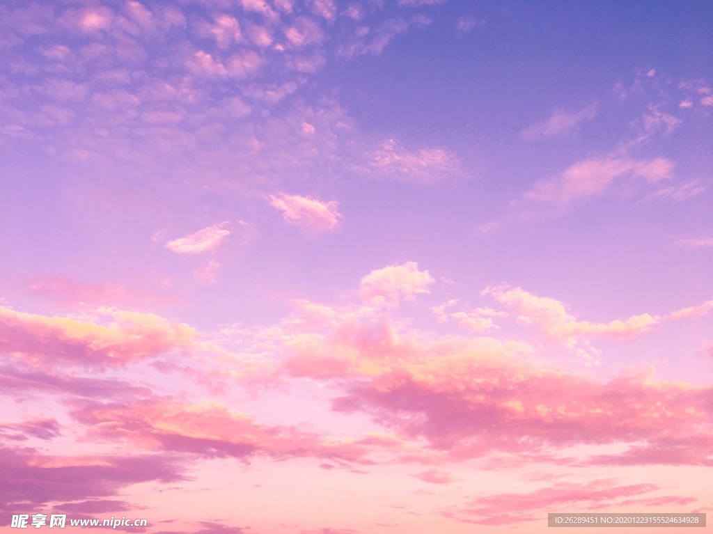 夕阳白云天空