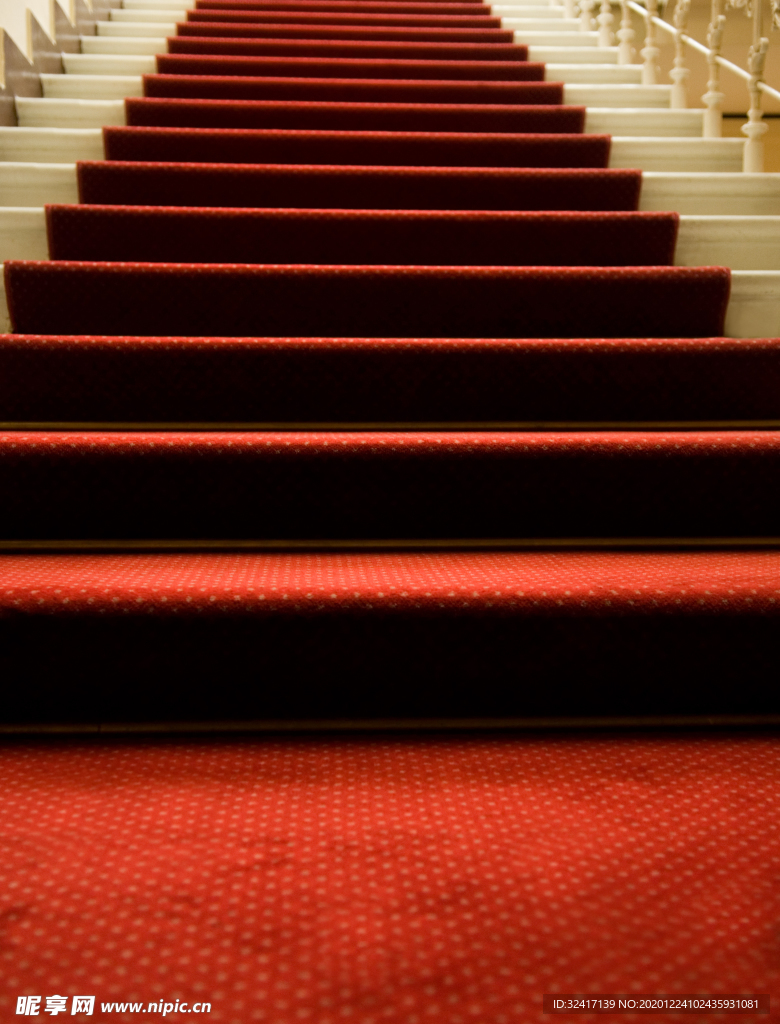 铺红地毯的楼梯