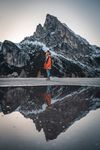 山脚下的人