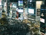 日本城市夜市街道十字路口