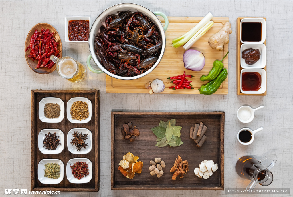 丰盛的小龙虾食材