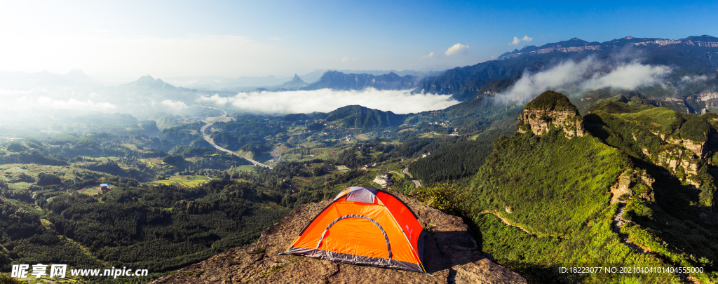 云雾缭绕的群山和帐篷露营