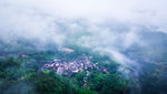 云雾笼罩中的小村古村