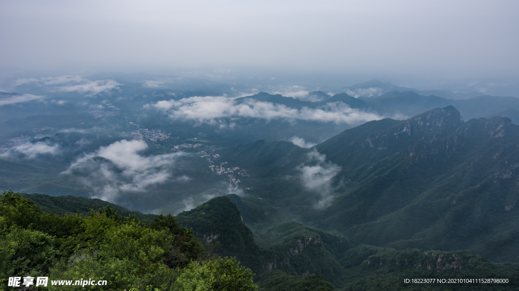 云雾下的雨后山区村落