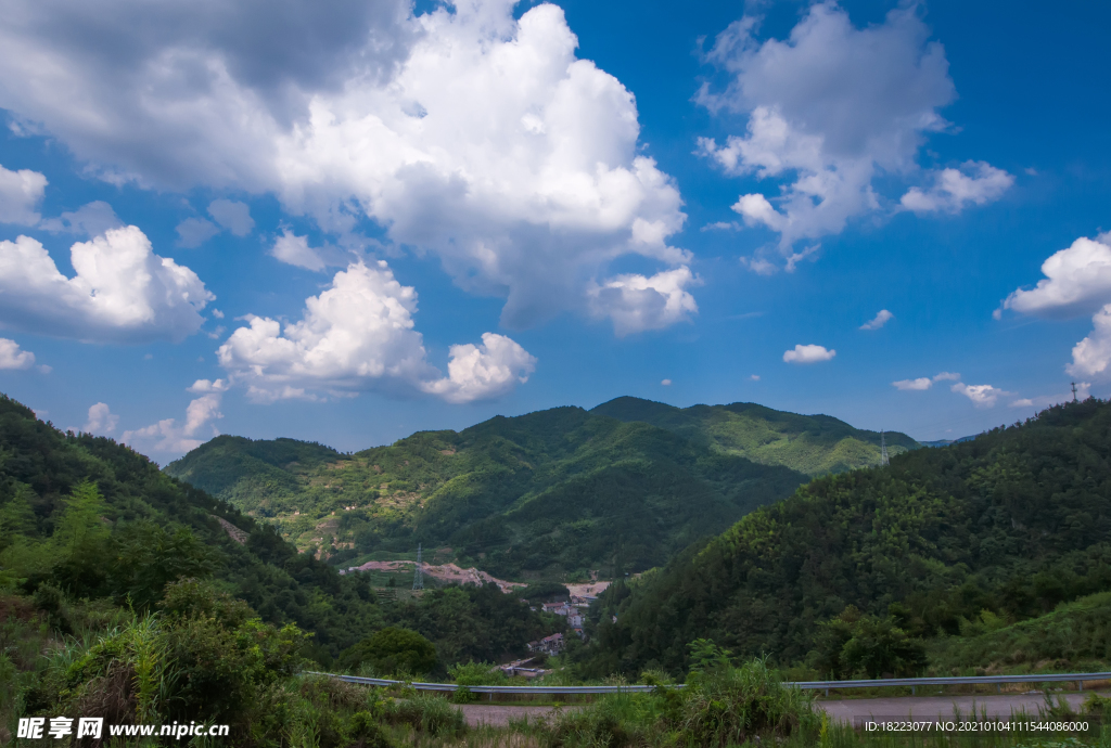 蓝天下的小山村