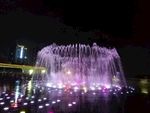 夜空中的彩色地面音乐喷泉