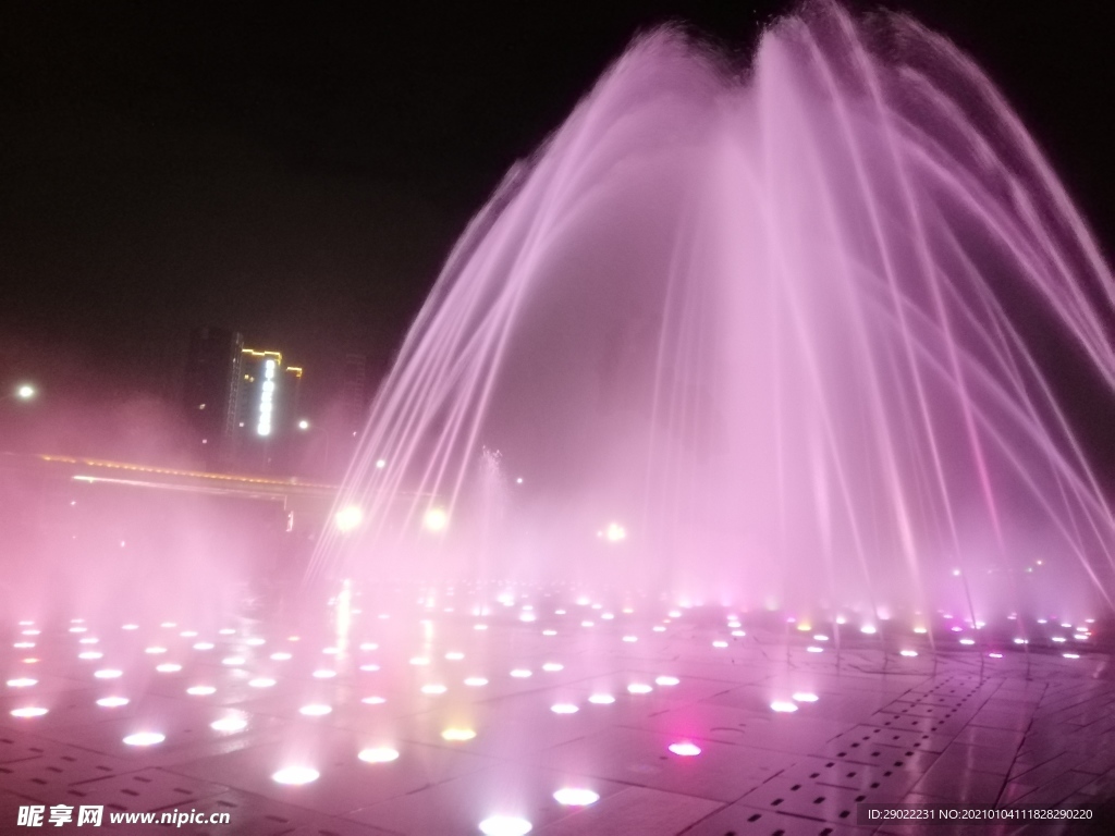 粉红色地面音乐喷泉