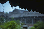 屋檐下雨