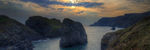 日落时岩石海岸线的全景景观