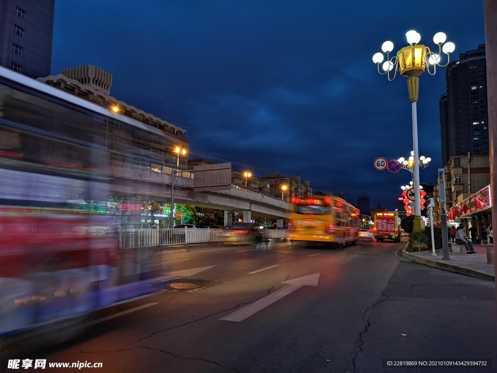 【乌鲁木齐市友好路上的夜景摄影图片】乌鲁木齐市友好路生活摄影_太平洋电脑网摄影部落