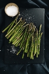 砧板上的新鲜蔬菜