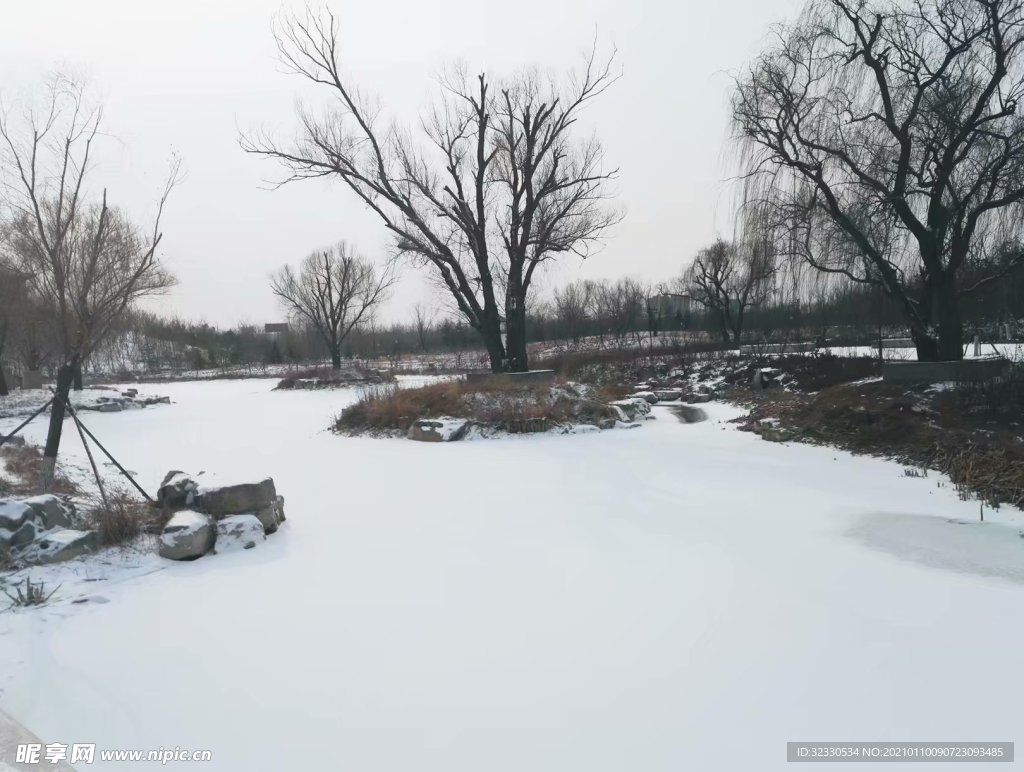 河面积雪