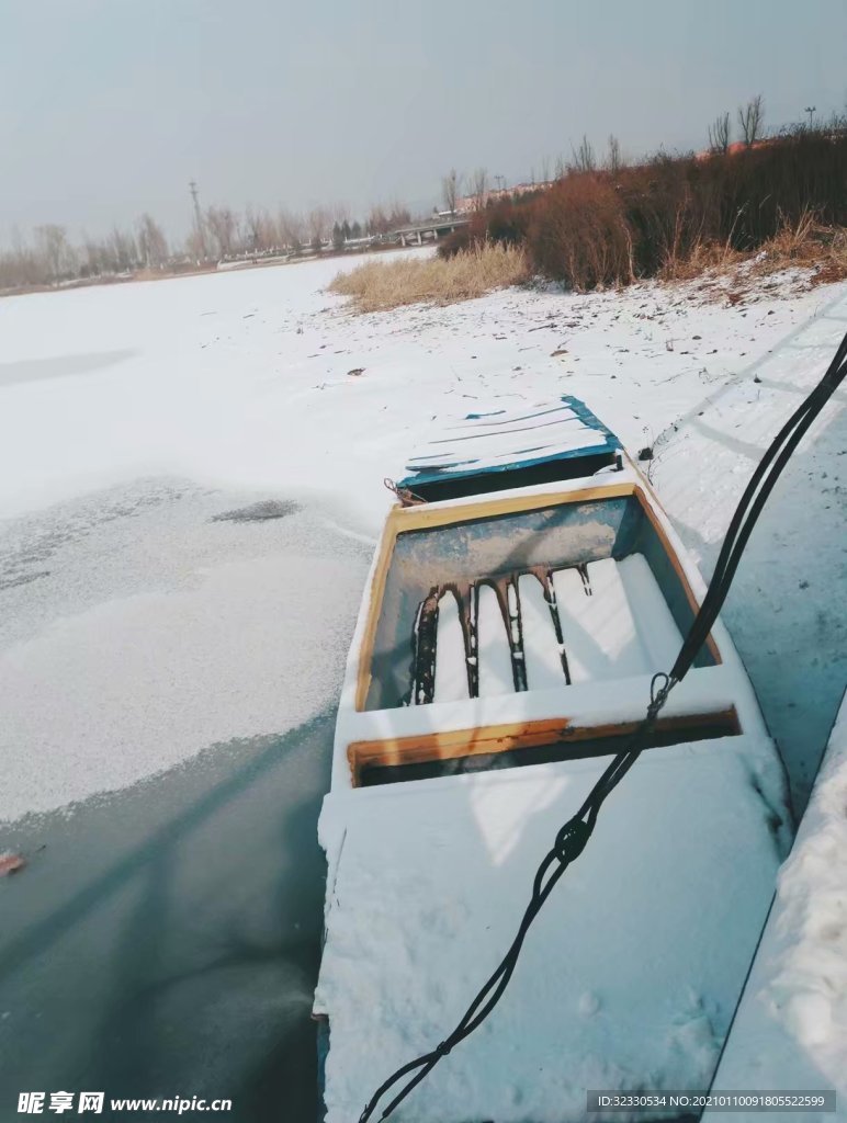 公园小船积雪图