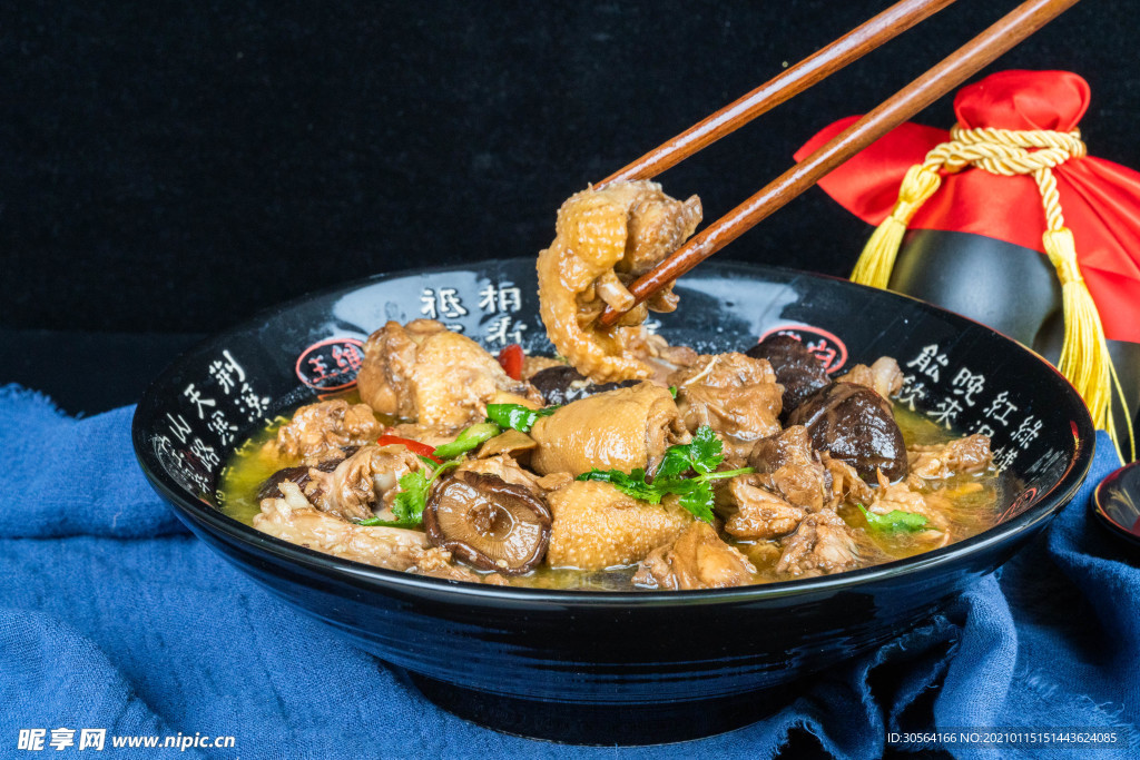 小鸡炖蘑菇美食食材背景素材