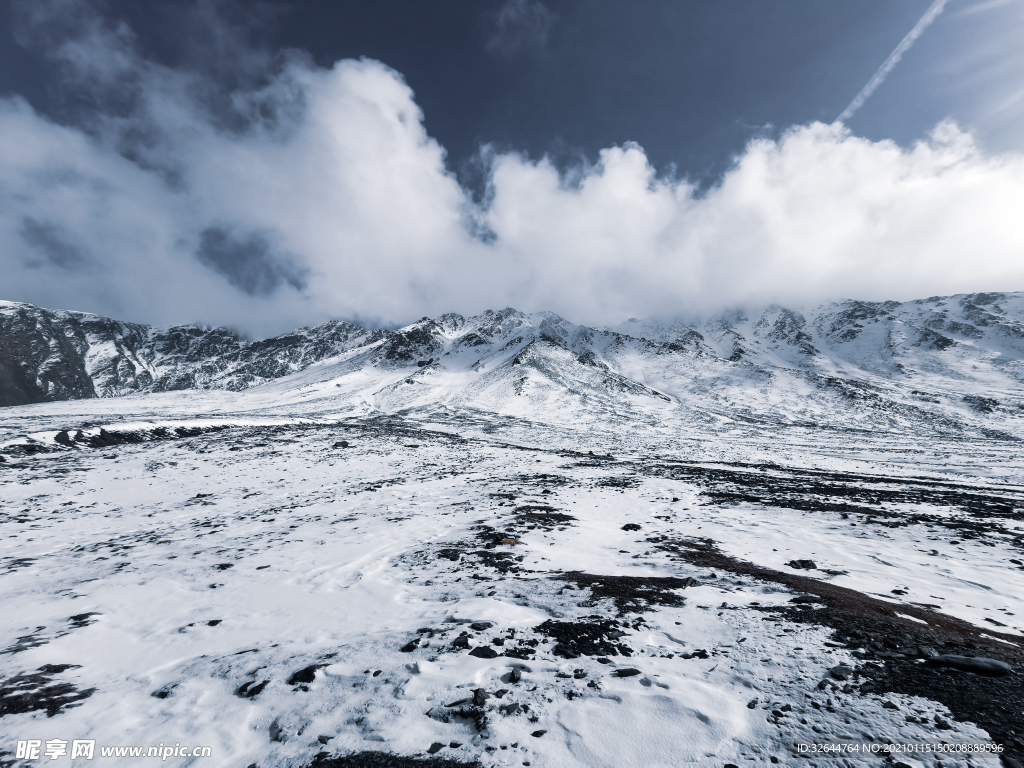 雪地冰山图