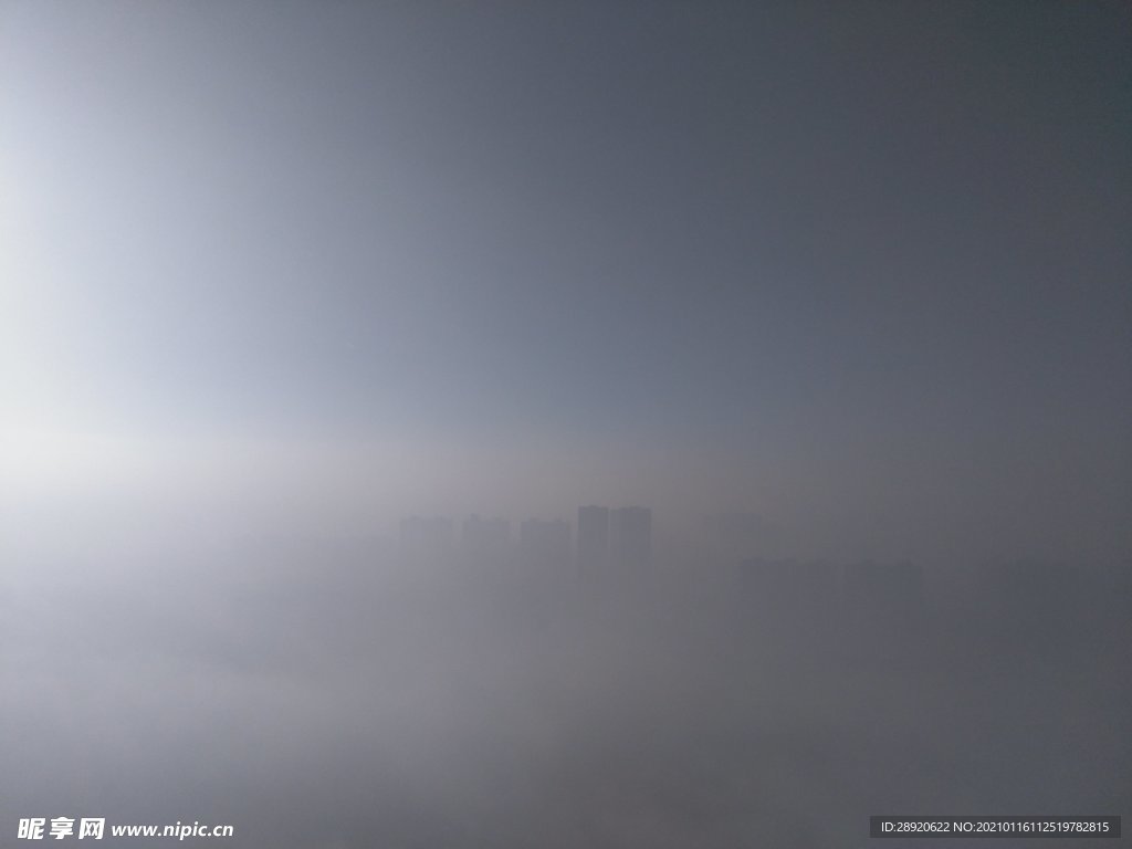 雾中的城市