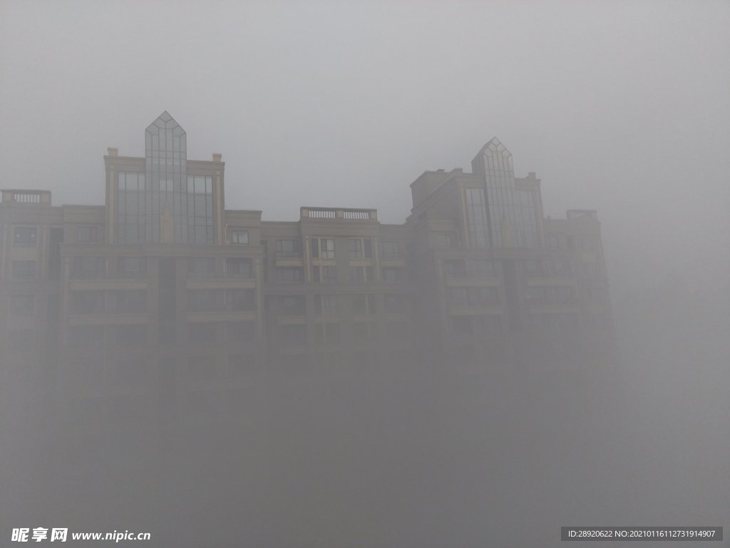 雾霾中的建筑