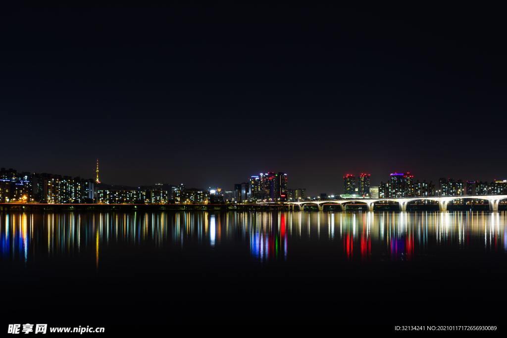 海边城市夜景