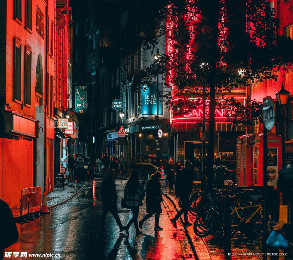 雨夜下的城市街道