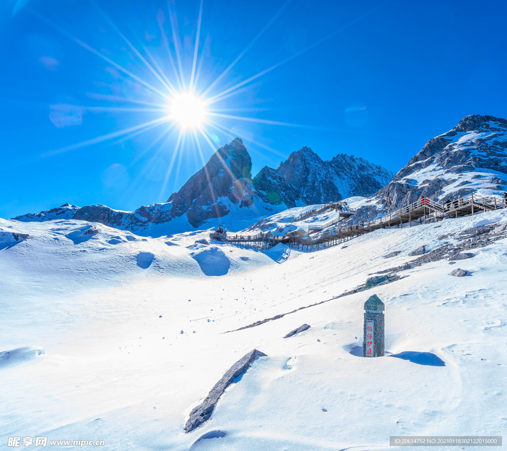 巍峨的雪山美景