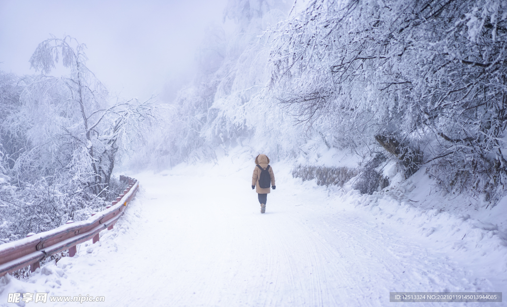 峨眉山雪景