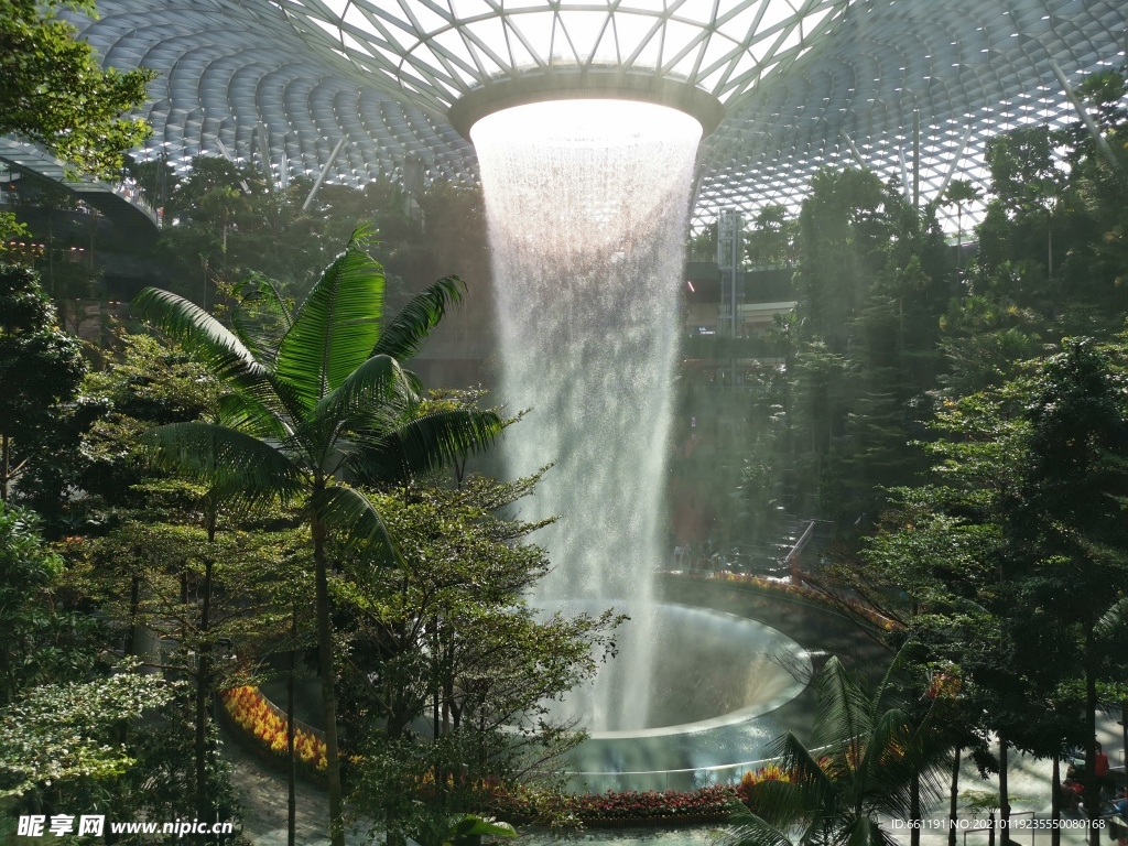 新加坡樟宜机场瀑布商场