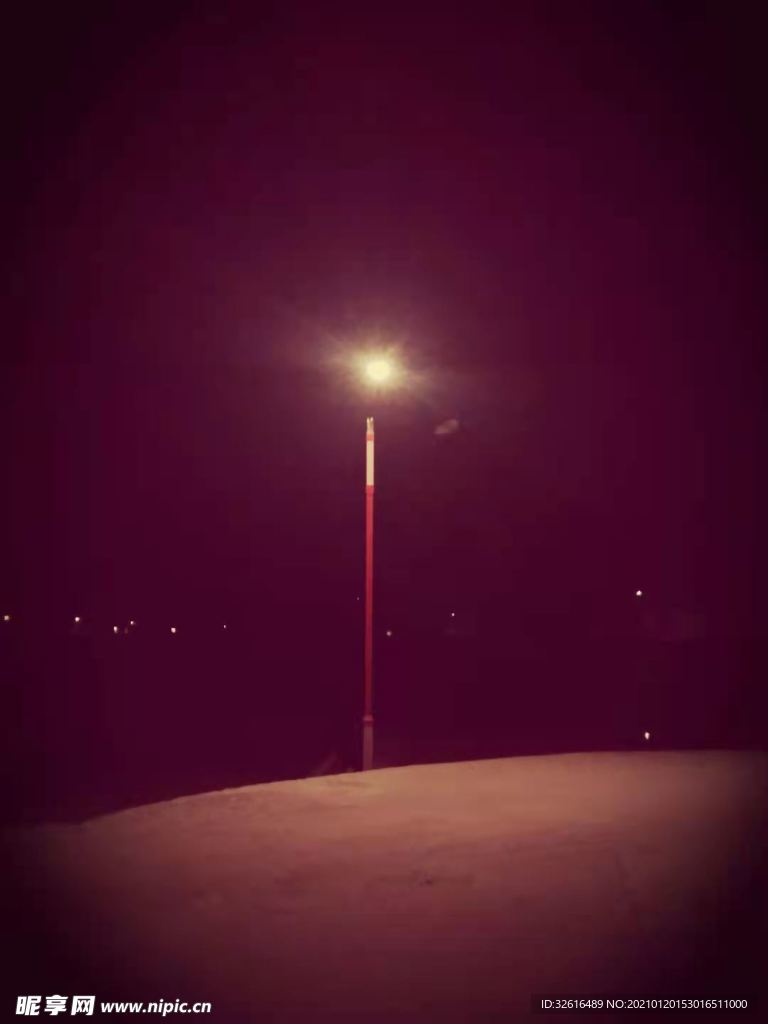 夜晚路边的灯