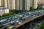 傍晚的高架道路交通繁忙